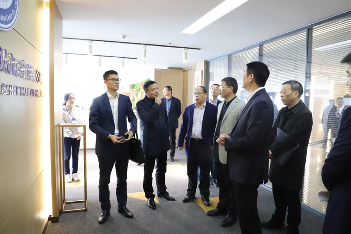 市委副书记陈浩在市委副秘书长陈宏鸣,市委改革办常务副主任钟方成,市