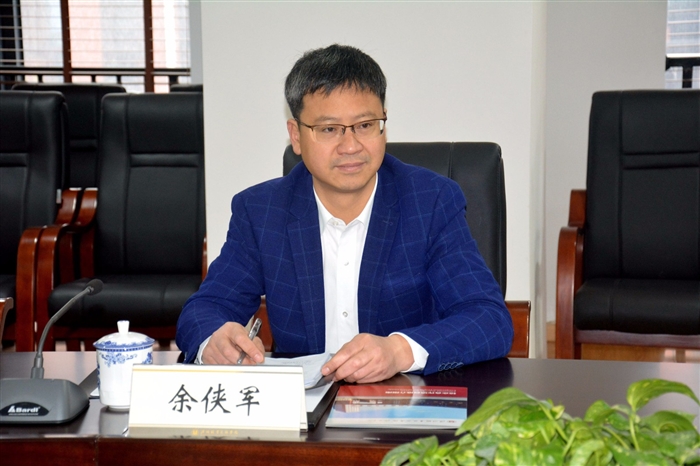 瑞安市委常委副市长余侠军一行到瑞安学院进行工作调研