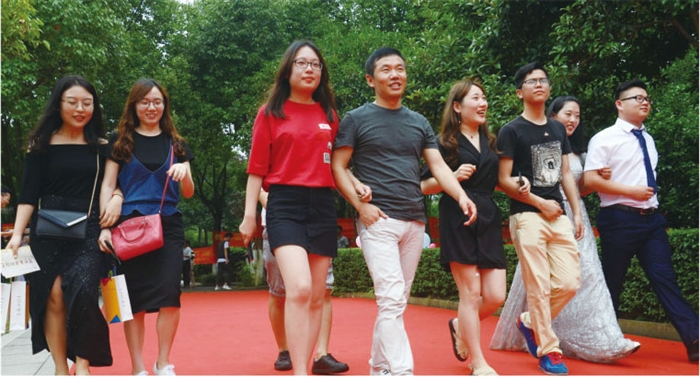 20170630温州商报:温职院毕业生携父母走红地毯.jpg 20170630温州商报:温职院毕业生携父母走红地毯.jpg