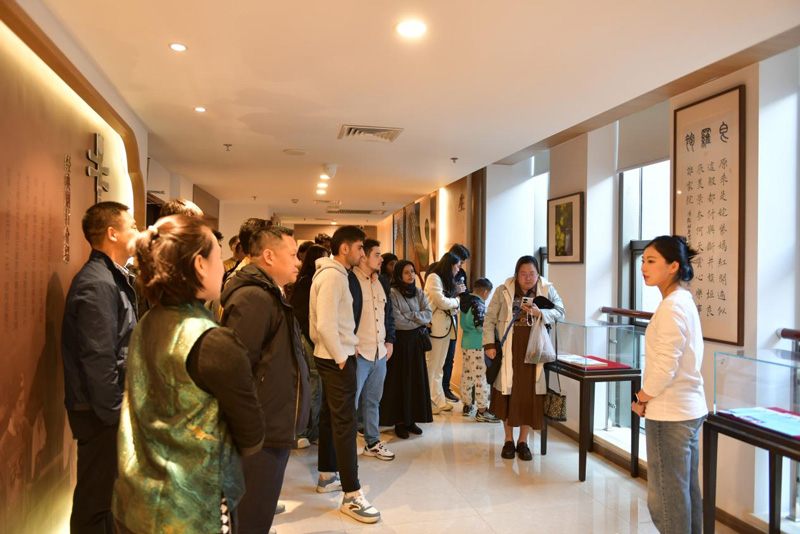 参观永昆文化长廊。吴加勤摄