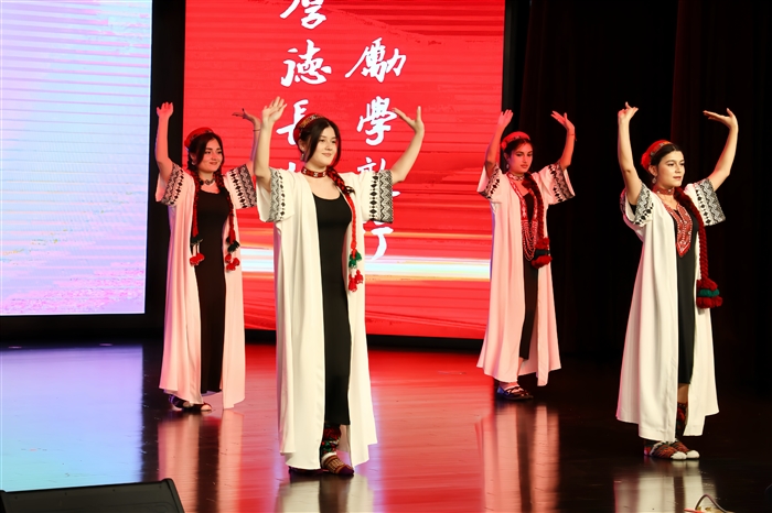 国际学生跳舞3.jpg