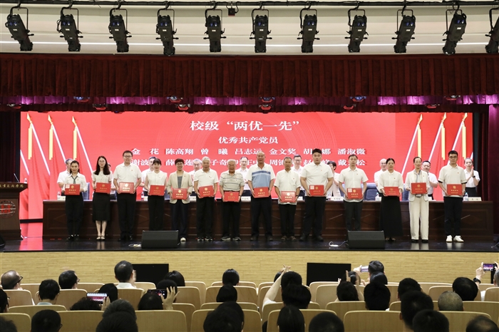 校级优秀共产党员2.jpg 校级优秀共产党员2.jpg