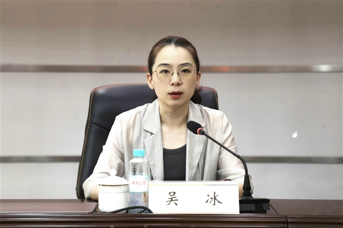 吴冰.jpg 吴冰.jpg