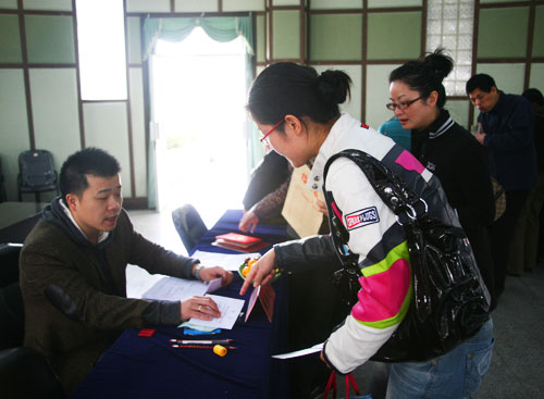 温州房管局在我院现场办公为教职工排忧解难