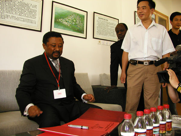 加蓬外长让平亲临温职院赞赏温州教育